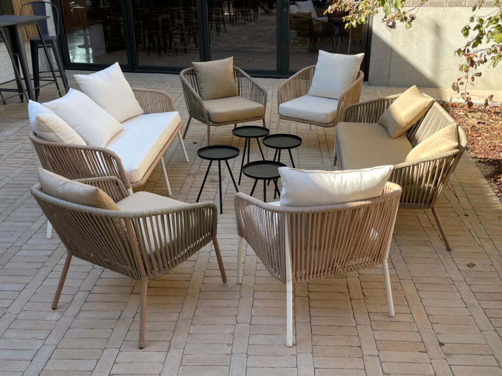 Aménagement du restaurant le Bivouak à Moulins : salon de jardin en terrasse