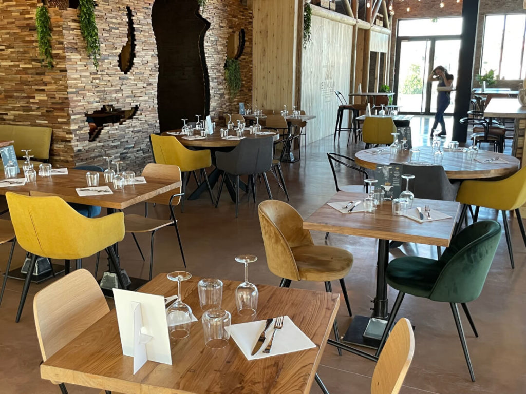 Aménagement du restaurant le Bivouak à Moulins : tables et chaises garnies
