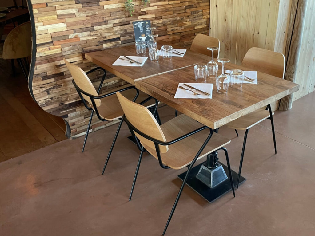 Aménagement du restaurant le Bivouak à Moulins : tables et chaises