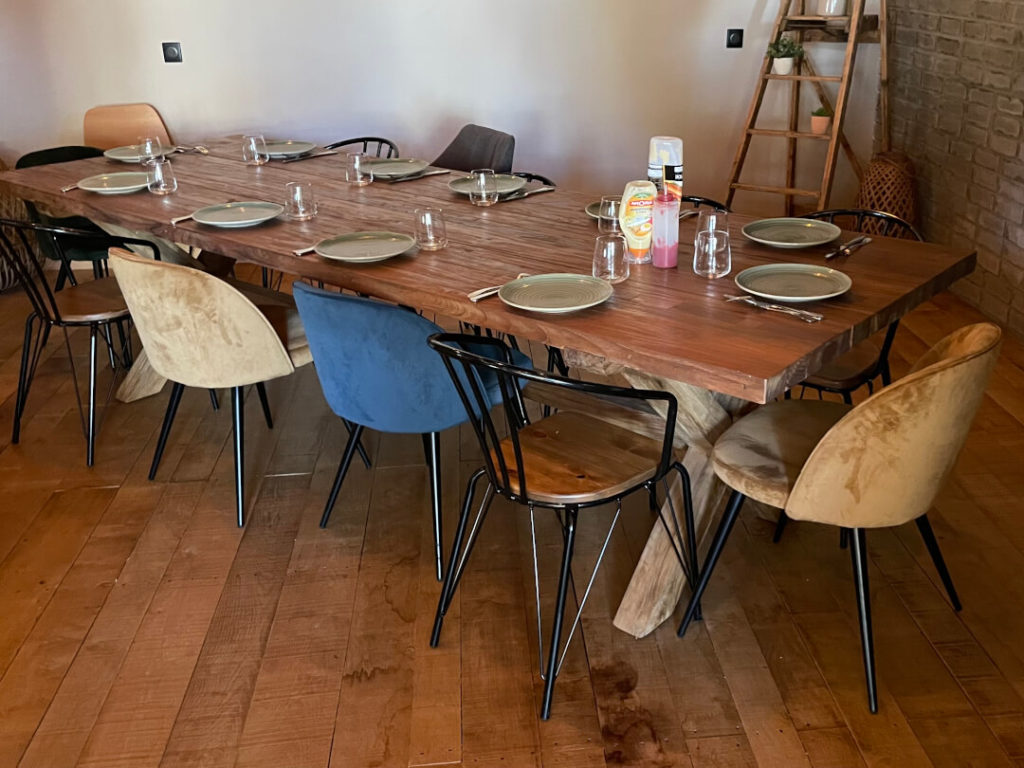 Aménagement du restaurant le Bivouak à Moulins : table et chaises