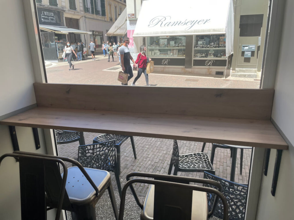 Agencement de la salle de restauration de Délice Churros. Mange-debout et tabourets